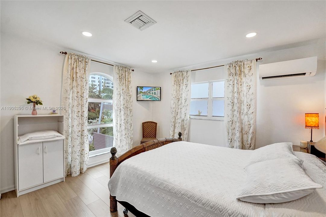 For Rent: $16,500 (5 beds, 3 baths, 5207 Square Feet)