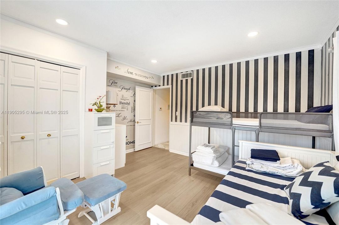 For Rent: $16,500 (5 beds, 3 baths, 5207 Square Feet)