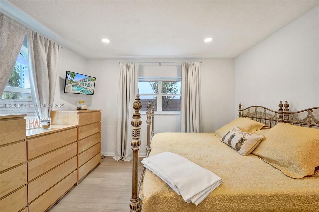 For Rent: $16,500 (5 beds, 3 baths, 5207 Square Feet)