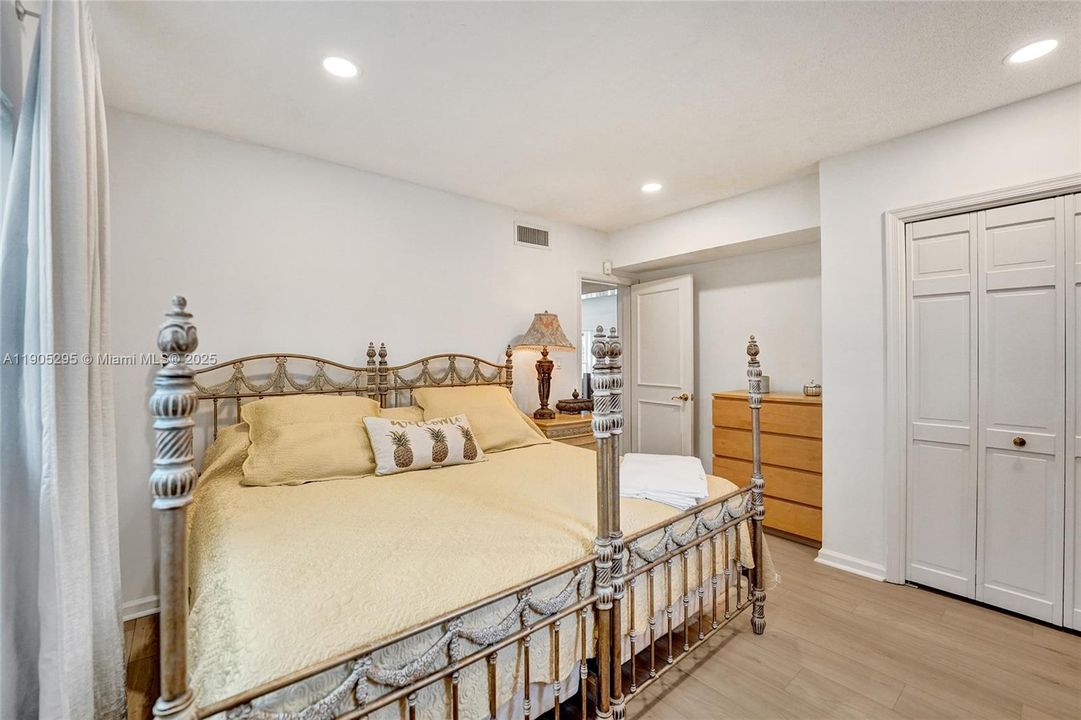 For Rent: $16,500 (5 beds, 3 baths, 5207 Square Feet)