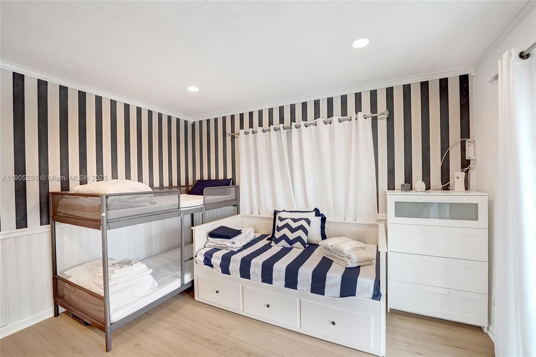 For Rent: $16,500 (5 beds, 3 baths, 5207 Square Feet)