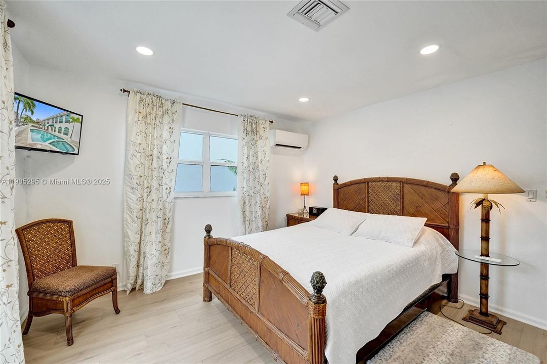 For Rent: $16,500 (5 beds, 3 baths, 5207 Square Feet)