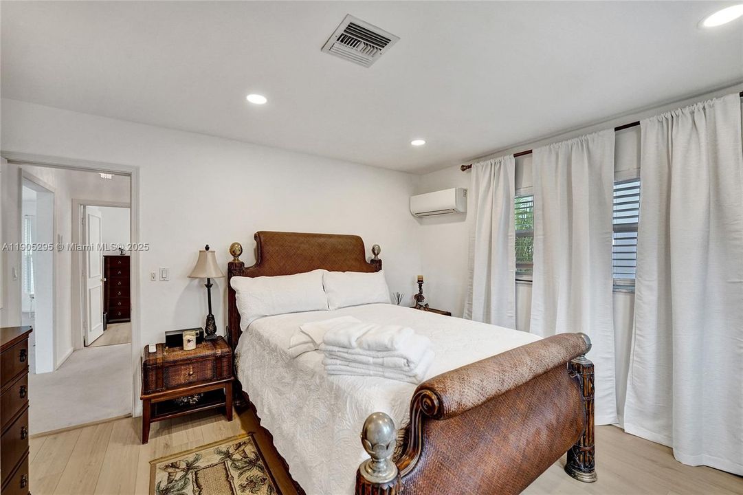 For Rent: $16,500 (5 beds, 3 baths, 5207 Square Feet)