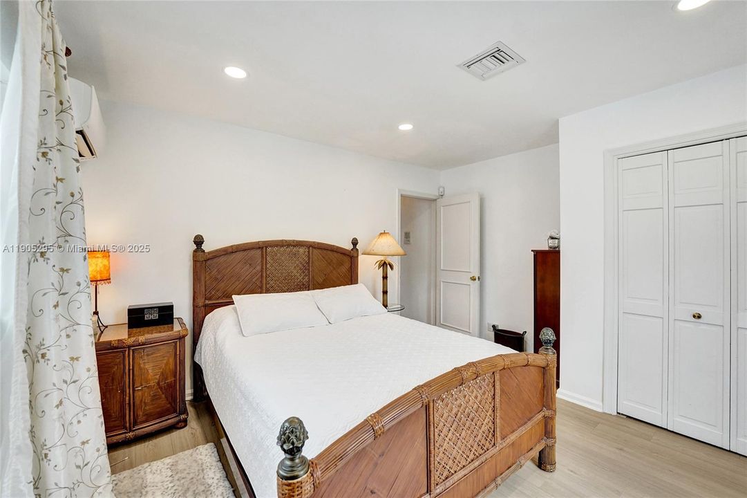 For Rent: $16,500 (5 beds, 3 baths, 5207 Square Feet)