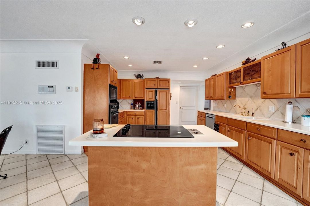 For Rent: $16,500 (5 beds, 3 baths, 5207 Square Feet)