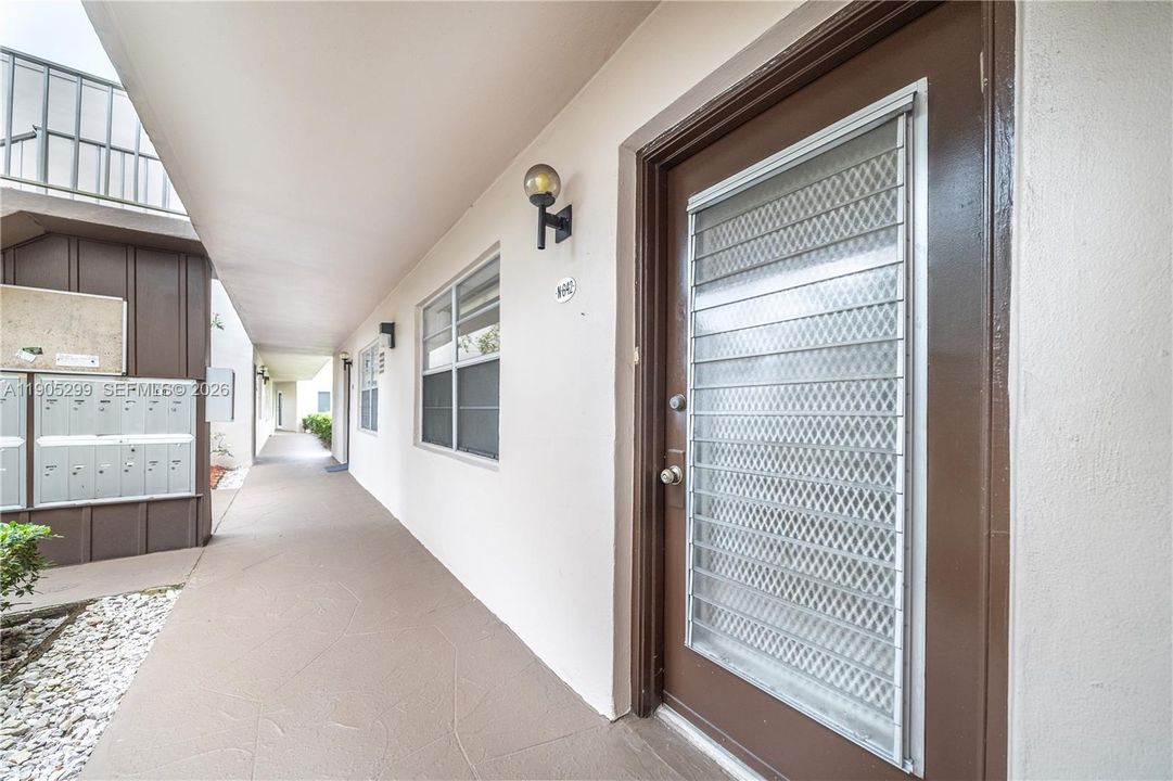 For Sale: $120,000 (2 beds, 2 baths, 907 Square Feet)