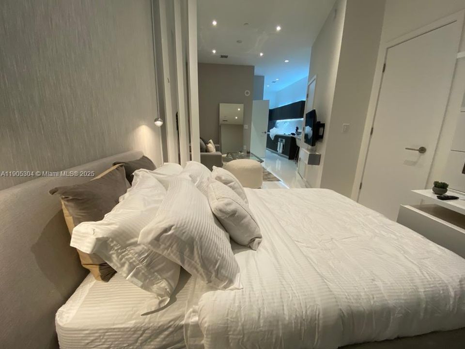 For Rent: $3,275 (0 beds, 1 baths, 528 Square Feet)