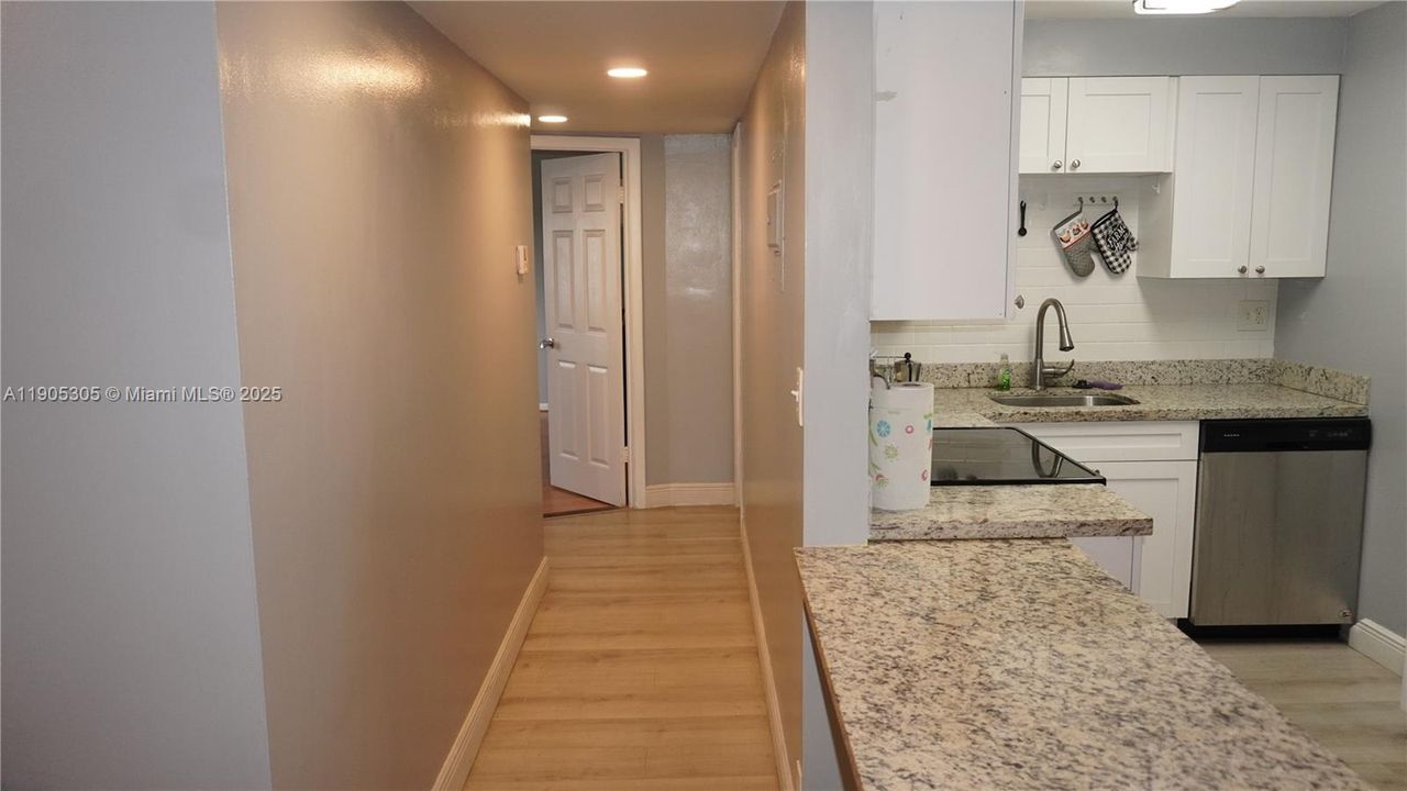 На продажу: $184,000 (2 спален, 1 ванн, 828 Квадратных фут)