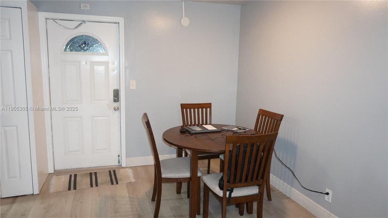 На продажу: $184,000 (2 спален, 1 ванн, 828 Квадратных фут)