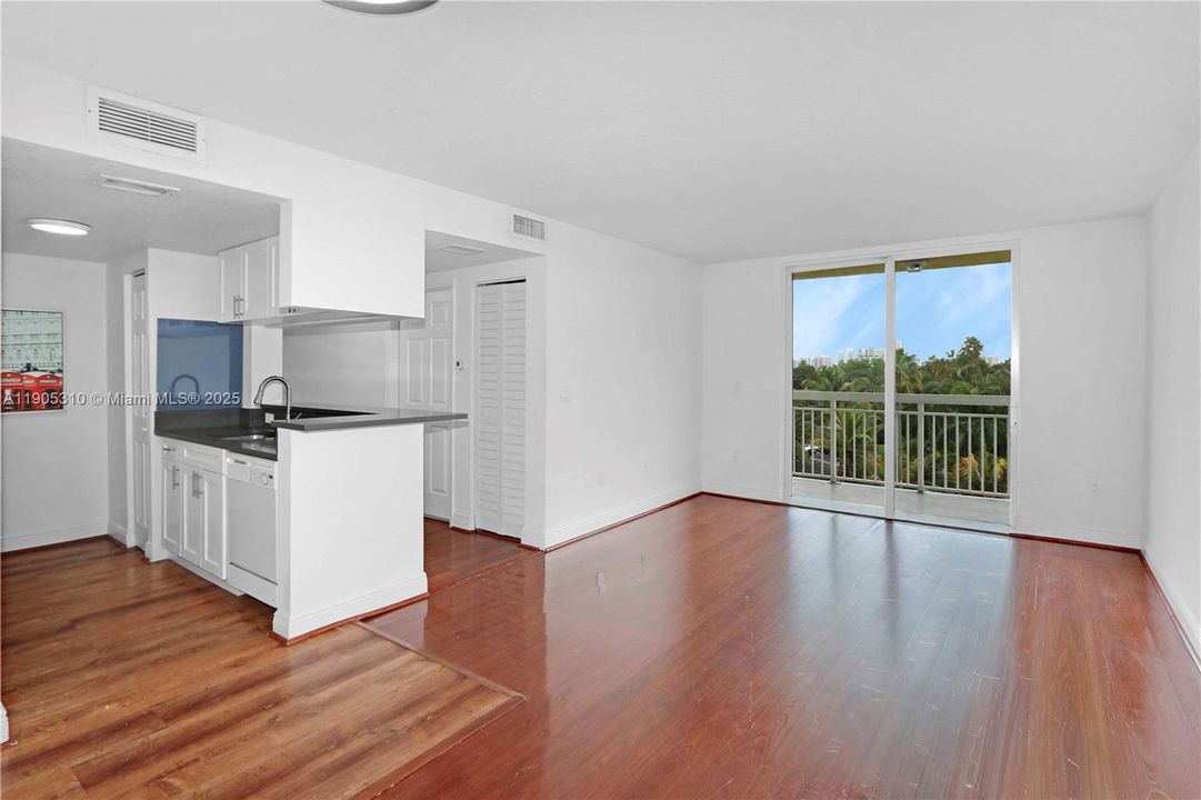 For Rent: $1,800 (1 beds, 1 baths, 605 Square Feet)