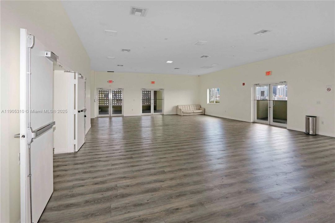 For Rent: $1,800 (1 beds, 1 baths, 605 Square Feet)