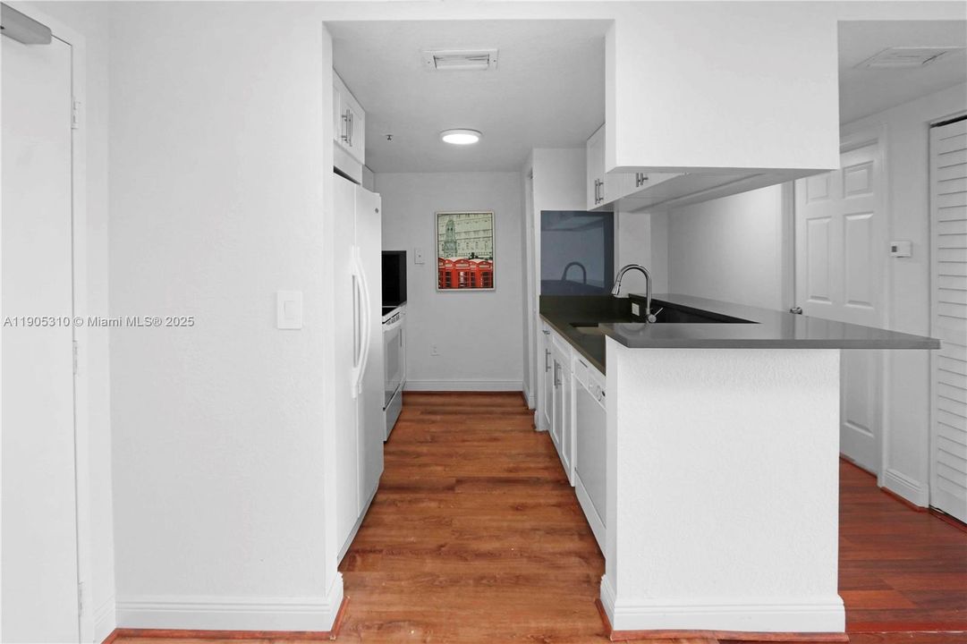 For Rent: $1,800 (1 beds, 1 baths, 605 Square Feet)