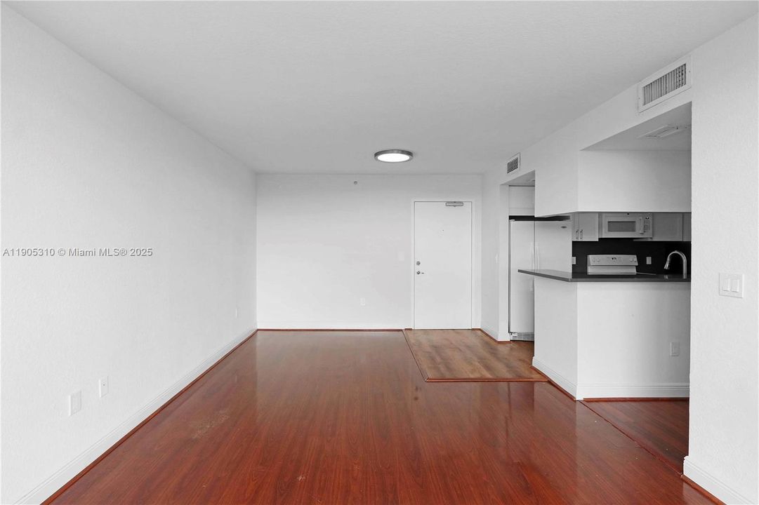 For Rent: $1,800 (1 beds, 1 baths, 605 Square Feet)