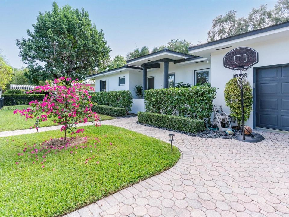 Active With Contract: $1,700,000 (3 beds, 2 baths, 2001 Square Feet)