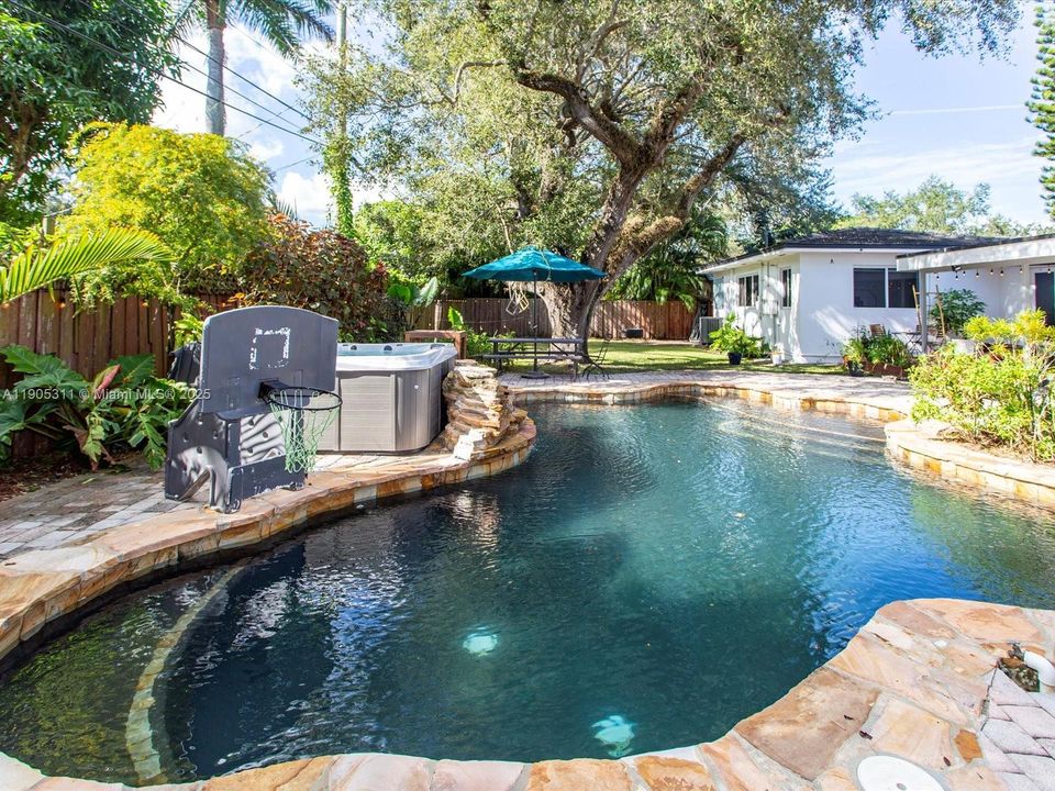 Active With Contract: $1,700,000 (3 beds, 2 baths, 2001 Square Feet)