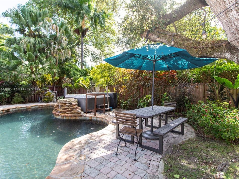 Active With Contract: $1,700,000 (3 beds, 2 baths, 2001 Square Feet)