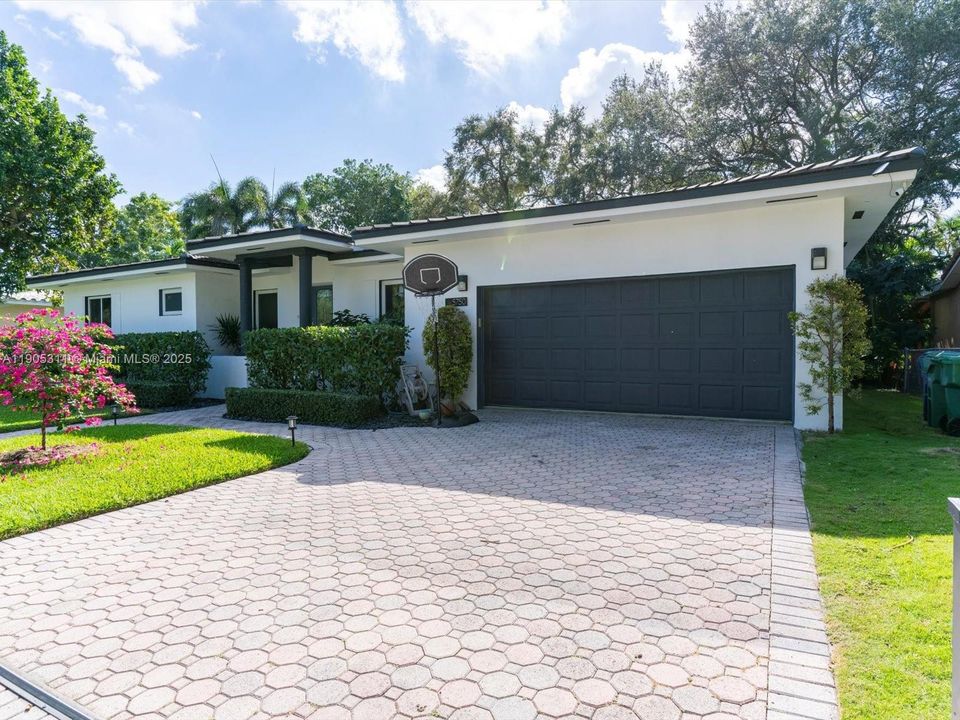 Active With Contract: $1,700,000 (3 beds, 2 baths, 2001 Square Feet)