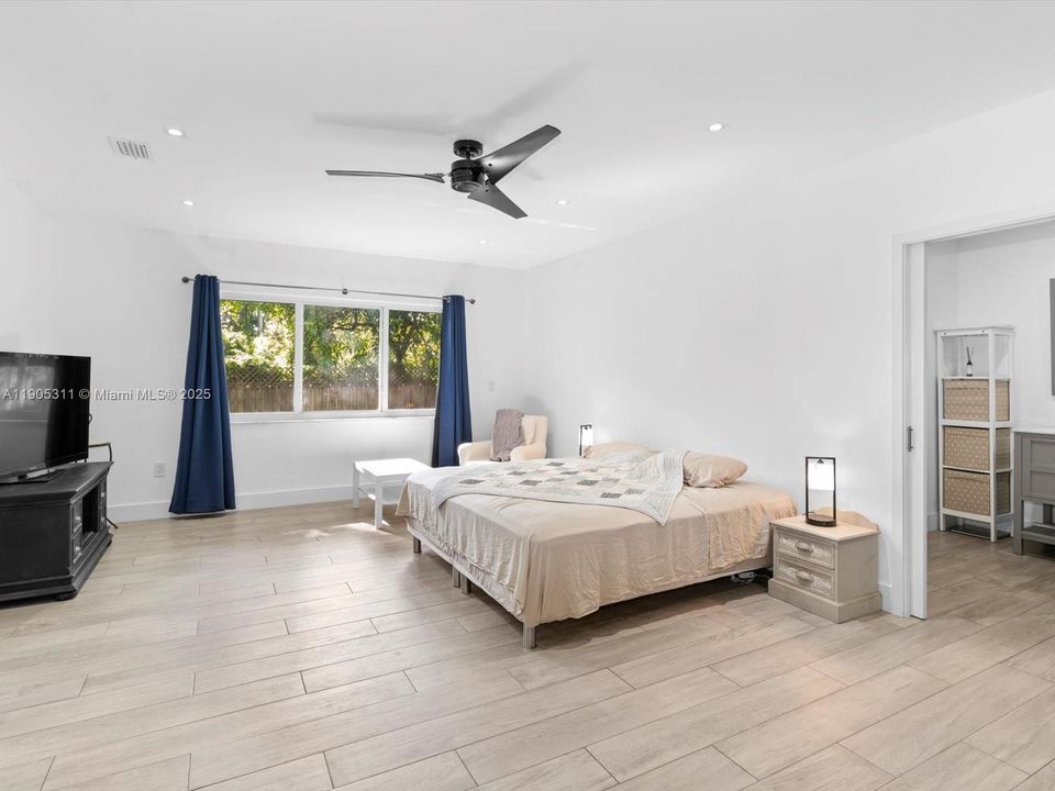 Active With Contract: $1,700,000 (3 beds, 2 baths, 2001 Square Feet)
