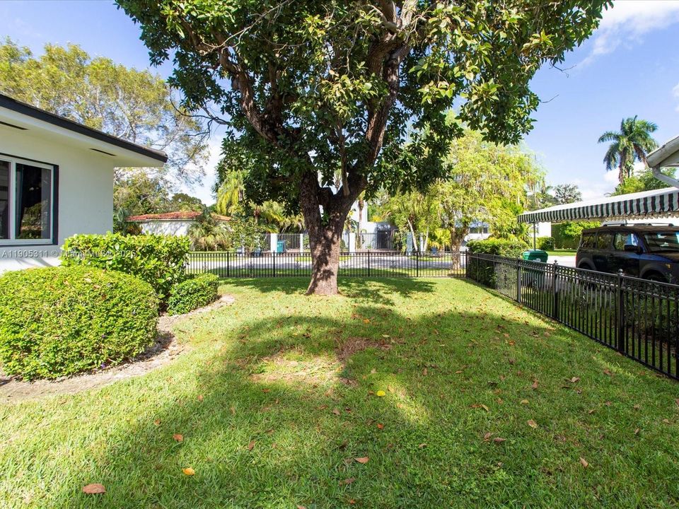 Active With Contract: $1,700,000 (3 beds, 2 baths, 2001 Square Feet)