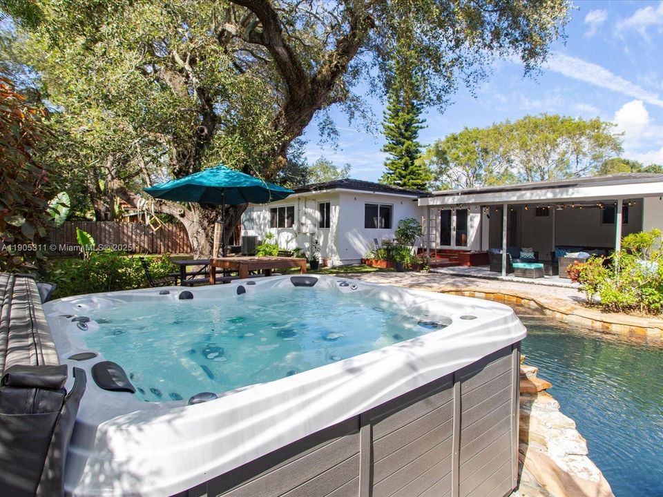 Active With Contract: $1,700,000 (3 beds, 2 baths, 2001 Square Feet)