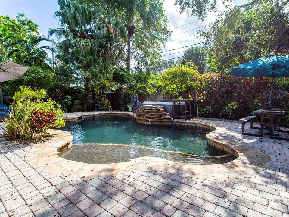 Active With Contract: $1,700,000 (3 beds, 2 baths, 2001 Square Feet)