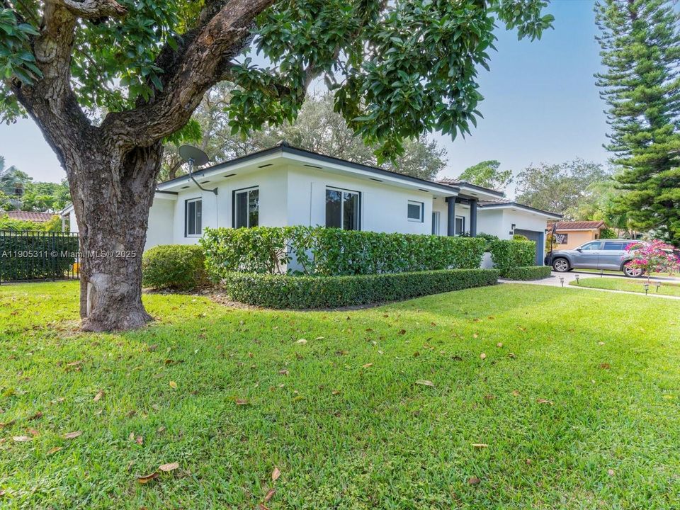 Active With Contract: $1,700,000 (3 beds, 2 baths, 2001 Square Feet)