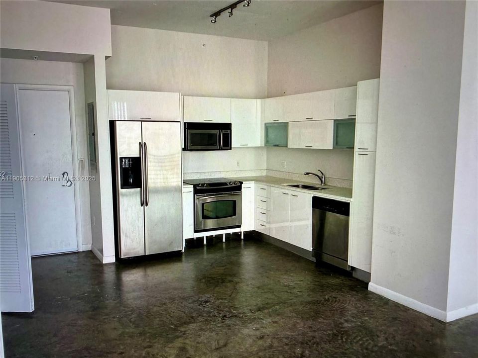 For Rent: $2,250 (1 beds, 1 baths, 651 Square Feet)