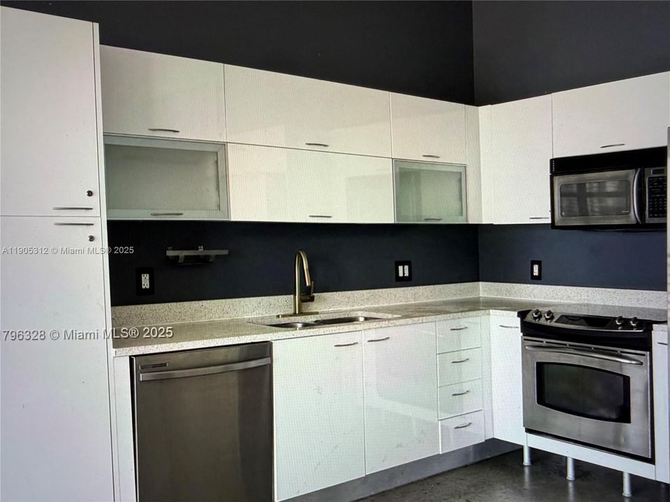 For Rent: $2,250 (1 beds, 1 baths, 651 Square Feet)
