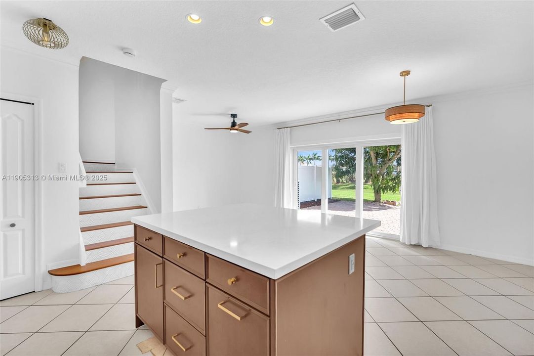 合同活跃: $2,850 (2 贝兹, 2 浴室, 1313 平方英尺)