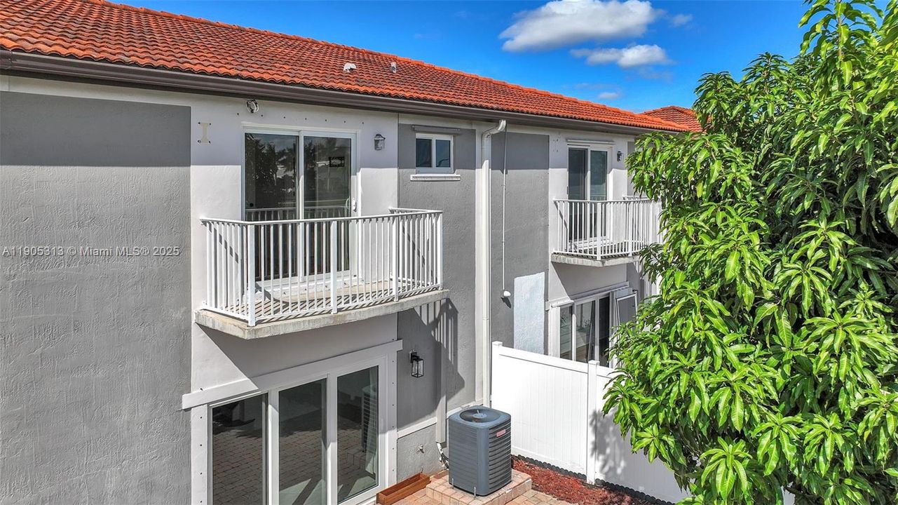 合同活跃: $2,850 (2 贝兹, 2 浴室, 1313 平方英尺)