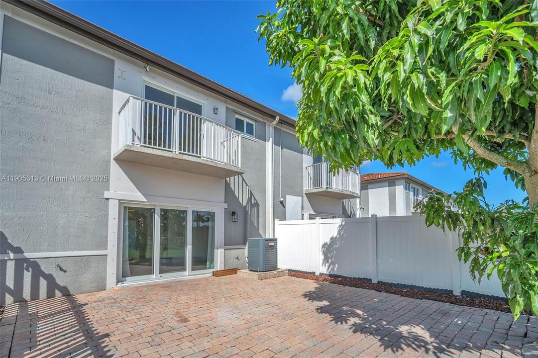 合同活跃: $2,850 (2 贝兹, 2 浴室, 1313 平方英尺)