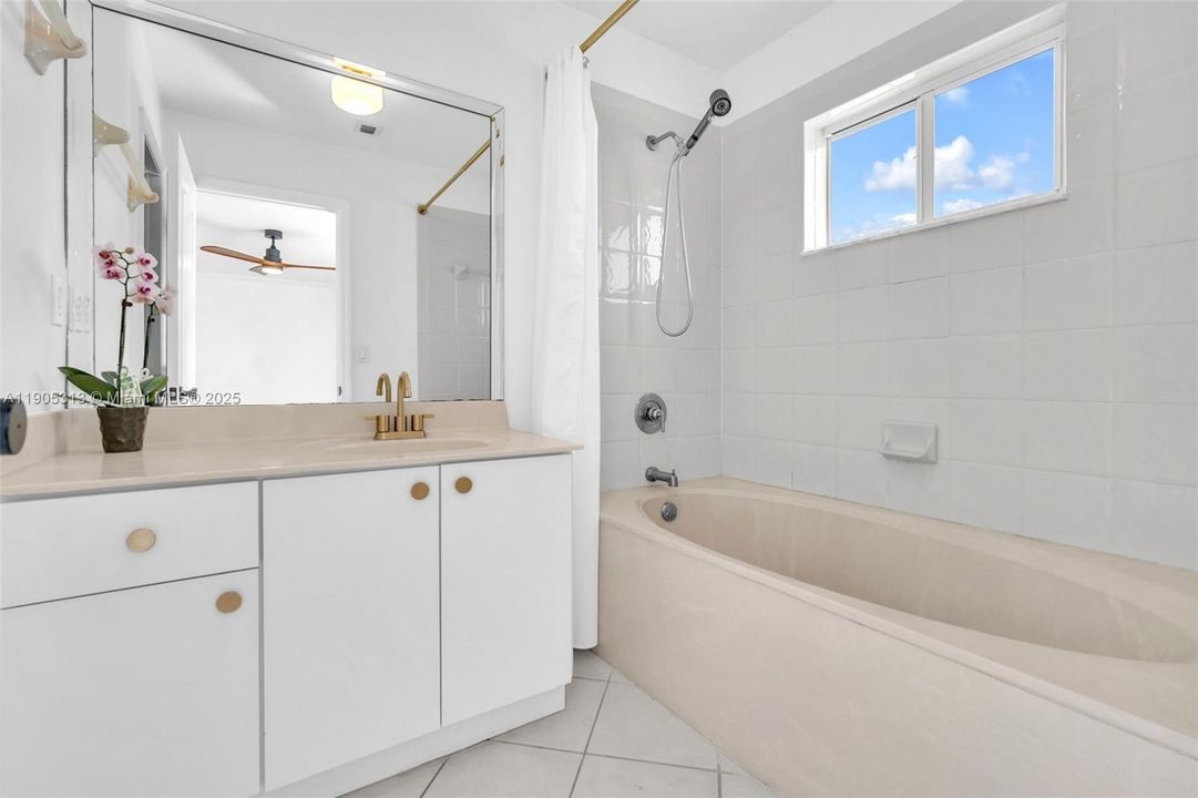 合同活跃: $2,850 (2 贝兹, 2 浴室, 1313 平方英尺)