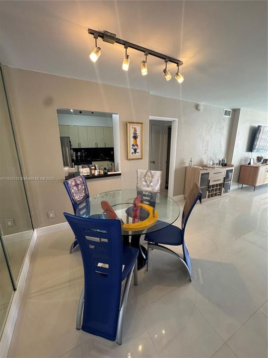 待售: $550,000 (2 贝兹, 2 浴室, 1030 平方英尺)