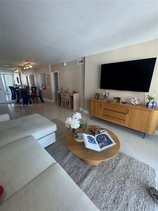 待售: $550,000 (2 贝兹, 2 浴室, 1030 平方英尺)