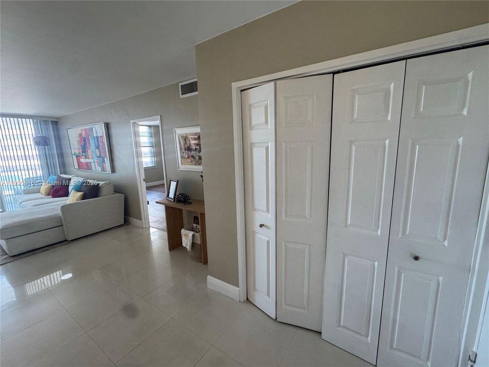 待售: $550,000 (2 贝兹, 2 浴室, 1030 平方英尺)