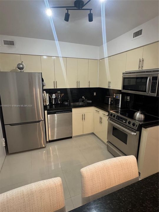 待售: $550,000 (2 贝兹, 2 浴室, 1030 平方英尺)