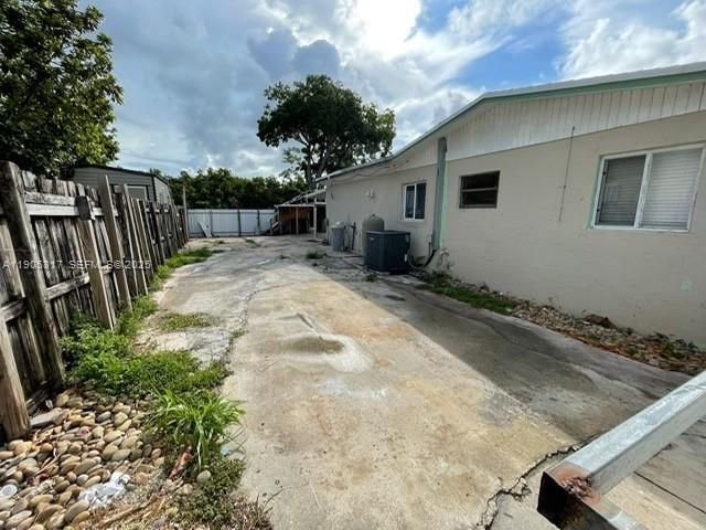 For Rent: $3,150 (3 beds, 2 baths, 1590 Square Feet)