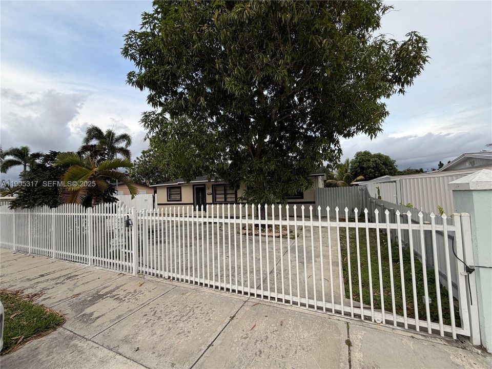 For Rent: $3,150 (3 beds, 2 baths, 1590 Square Feet)