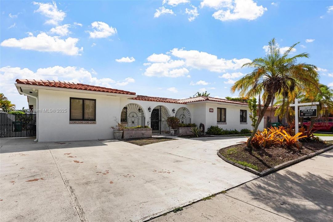 Recently Sold: $860,000 (5 beds, 3 baths, 2071 Square Feet)