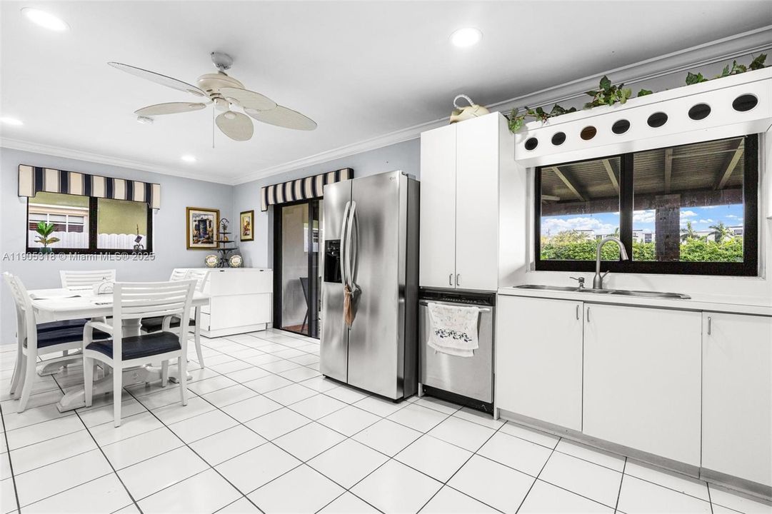 Recently Sold: $860,000 (5 beds, 3 baths, 2071 Square Feet)