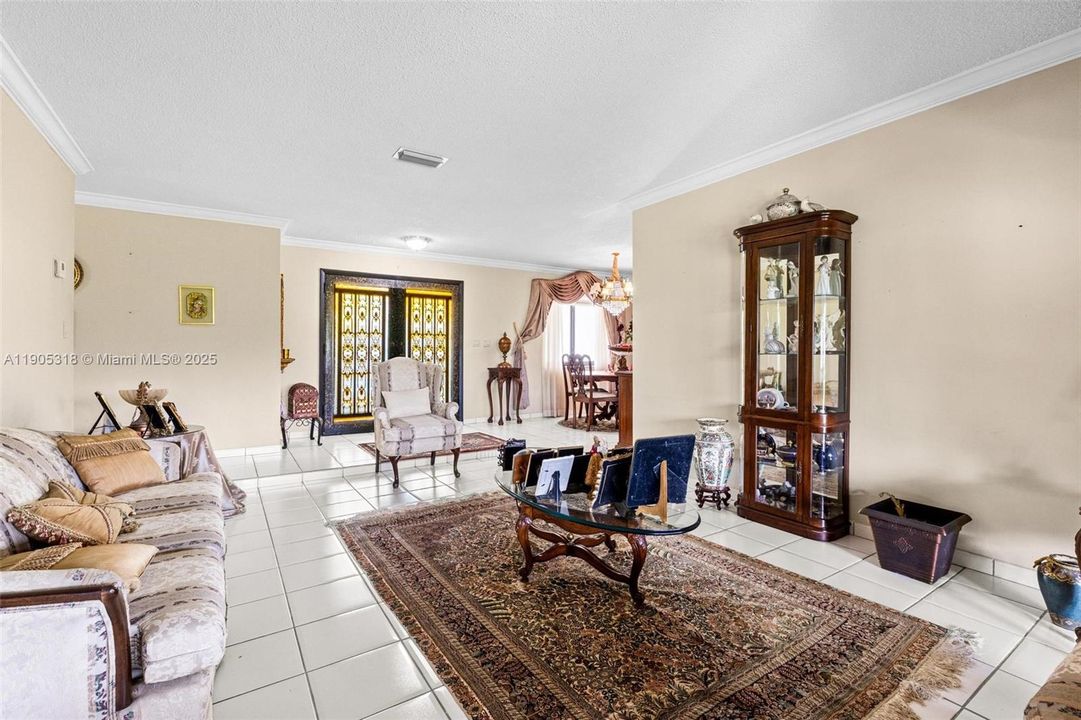 Recently Sold: $860,000 (5 beds, 3 baths, 2071 Square Feet)