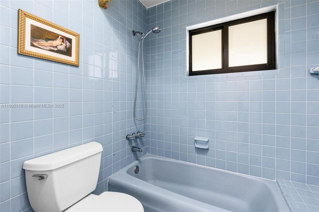 Recently Sold: $860,000 (5 beds, 3 baths, 2071 Square Feet)