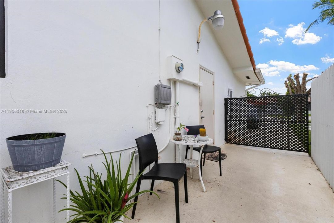 Recently Sold: $860,000 (5 beds, 3 baths, 2071 Square Feet)