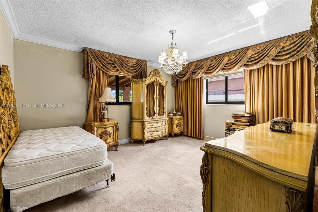 Recently Sold: $860,000 (5 beds, 3 baths, 2071 Square Feet)