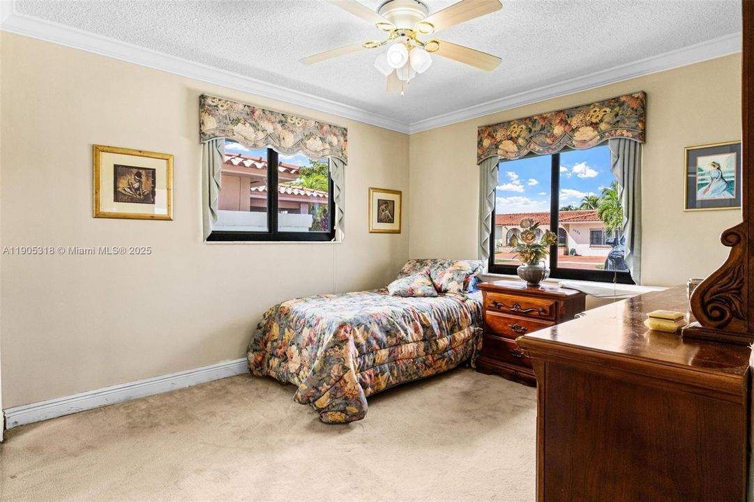 Recently Sold: $860,000 (5 beds, 3 baths, 2071 Square Feet)