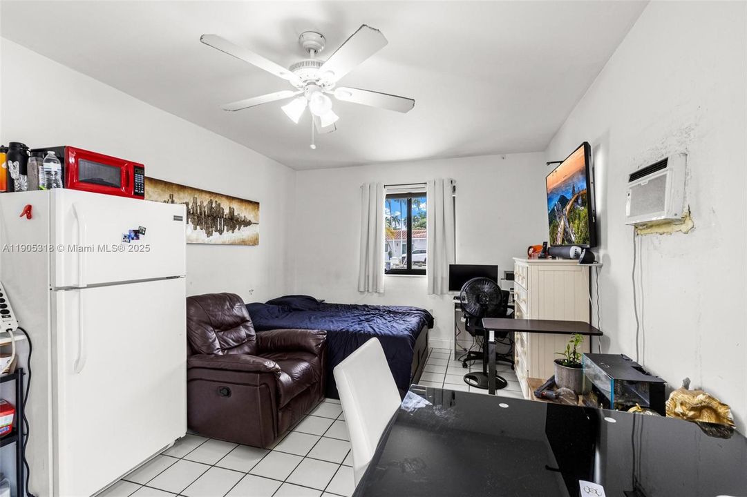 Recently Sold: $860,000 (5 beds, 3 baths, 2071 Square Feet)