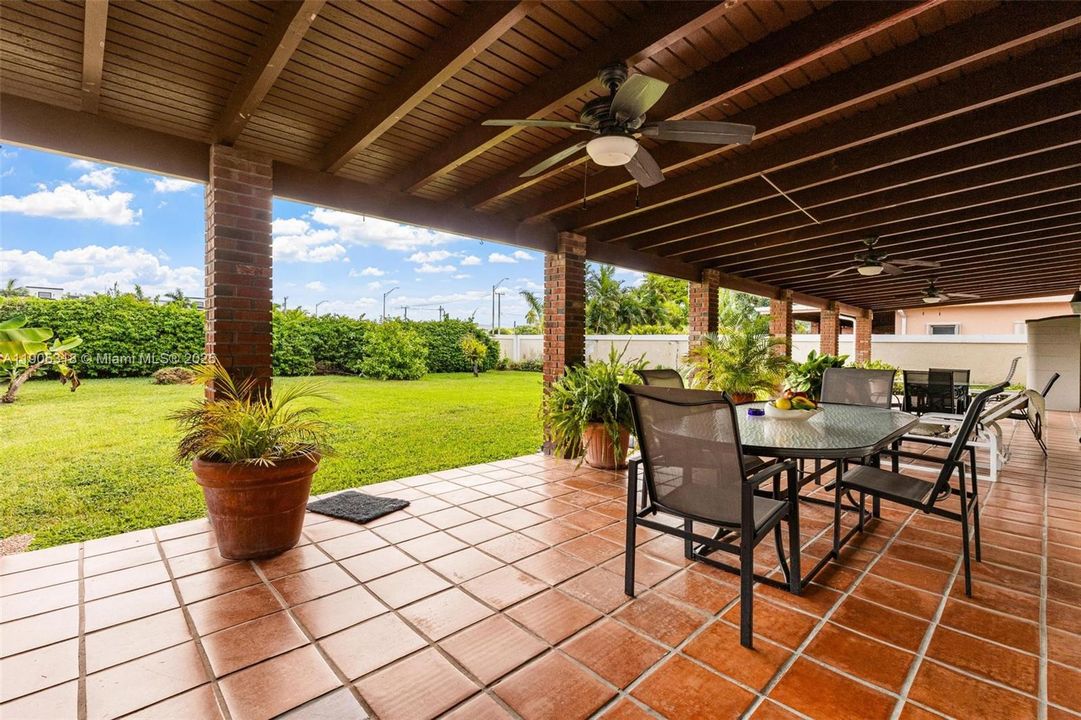 Recently Sold: $860,000 (5 beds, 3 baths, 2071 Square Feet)