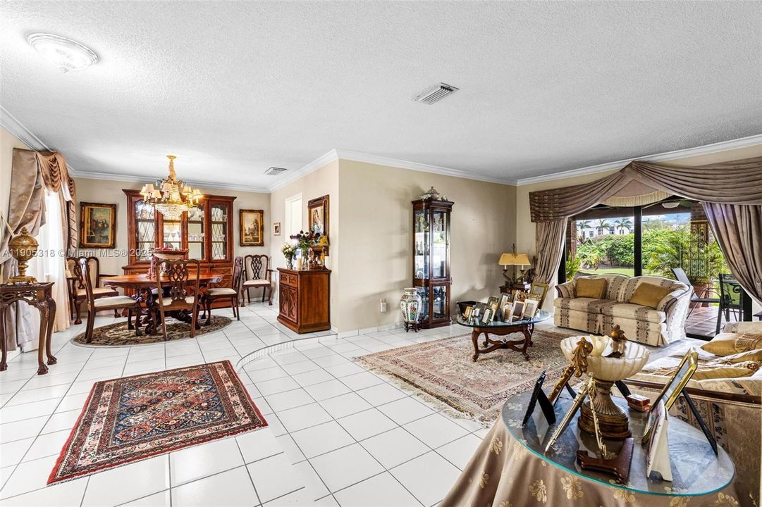 Recently Sold: $860,000 (5 beds, 3 baths, 2071 Square Feet)