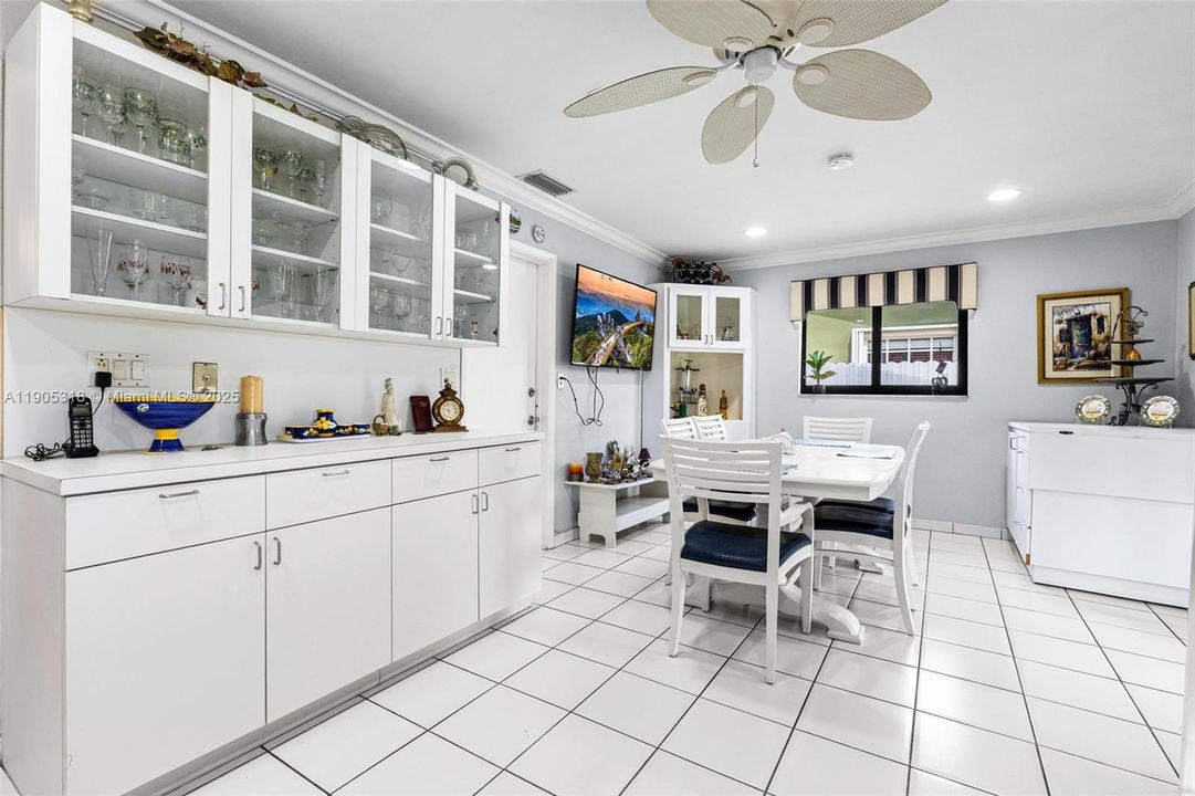 Recently Sold: $860,000 (5 beds, 3 baths, 2071 Square Feet)