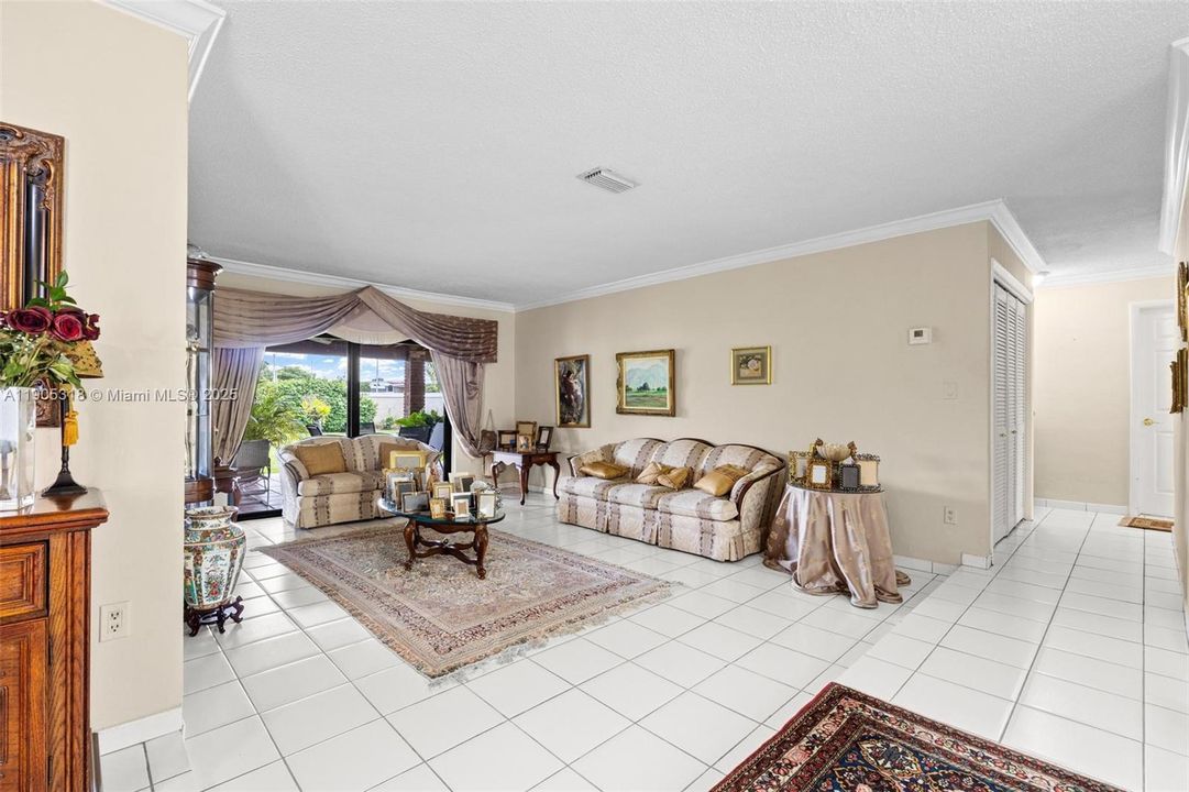 Recently Sold: $860,000 (5 beds, 3 baths, 2071 Square Feet)